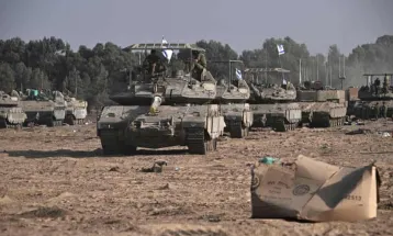 Israeli troops, tanks and bulldozers enter Gaza Strip in night raid
