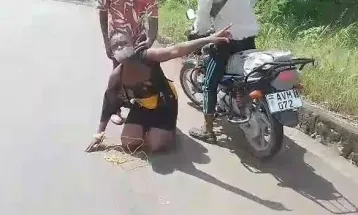 Woman fleeing from kidnappers on Regent Jui Highway in Freetown