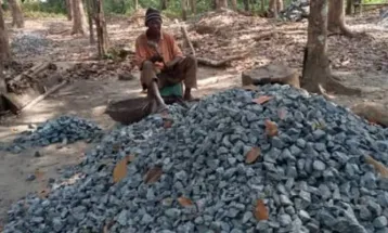 Empathy in Action: 79-Year-Old Stone Miner Seeks Support Amidst Struggles