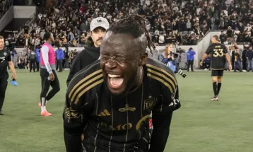 Kei Kamara Celebrates U.S. Open Cup Win with Sierra Leone Flag  