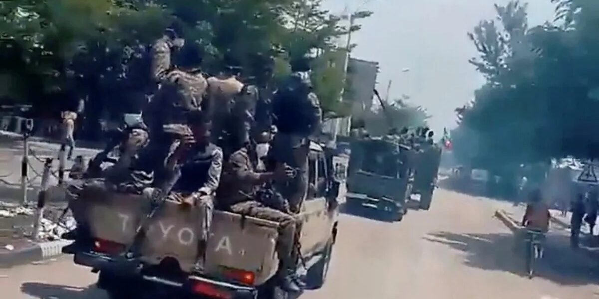 Ethiopian soldiers carrying flags in Alamata amid renewed fighting in northern Ethiopia