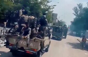 Ethiopian soldiers carrying flags in Alamata amid renewed fighting in northern Ethiopia