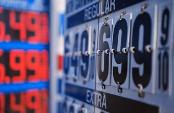 Oil market imagery representing falling crude prices amid regional tensions involving Iran and Saudi Arabia