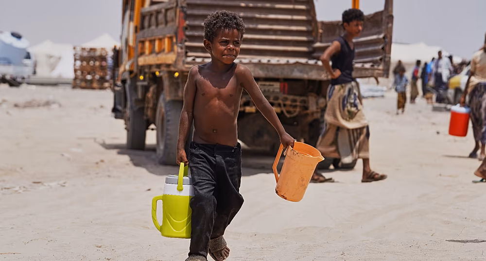 Displaced families from Hays living in tents and receiving humanitarian assistance in Yemen